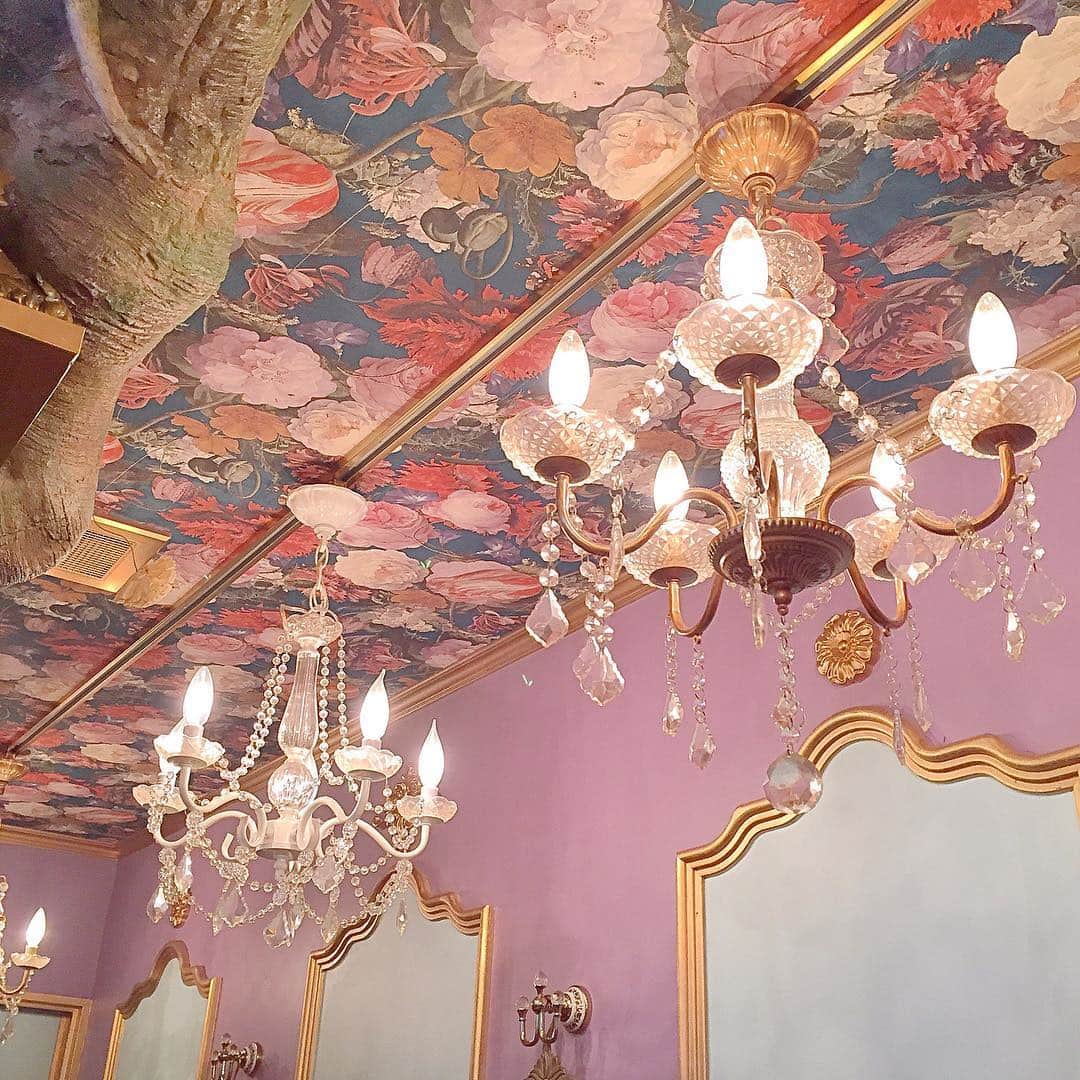 MERYさんのインスタグラム写真 - (MERYInstagram)「. 宮殿みたいなレトロチックな内装が可愛い『バッキンガム宮殿 Suzunari（スズナリ）』。このお店はなんと、カレー屋さんなのです！ . テーブルはピンク色のタイルが敷き詰められていて、美味しそうなカレーの隣にあるスプーン置きもネコ型というこだわり♡下北沢にあるので、古着屋さんを巡りながら訪れてみてください。 . @mery_spot では『思わず明日行きたくなる』カフェやお出かけスポットの情報をお届けしています！こちらもぜひチェックしてみてくださいね♩ . . photo by @_iami___ @lina_m1211 . #MERY #regram #instagram #photogenic #instagenic #instagood #instalike #curry #먹스타그램 #카페스타그램 #냠냠 #グルメ好きな人と繋がりたい #グルメ女子 #グルメ #カレー部 #カレー巡り #カレーライス #メルヘン #レトロ #メリー #おいしい #インスタ映え #宮殿カリー #バッキンガム宮殿 #かわいい #下北沢カレー #下北沢ランチ #カレー #お洒落さんと繋がりたい #MERY女子」9月19日 22時00分 - mery.jp