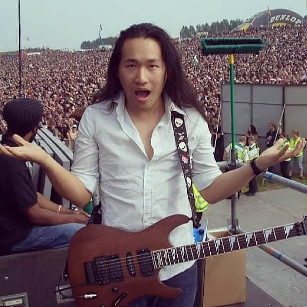 ハーマン・リさんのインスタグラム写真 - (ハーマン・リInstagram)「This was back in 2006, I was asking the future 'how well or badly did I age?' 😅 That guitar strap is now part of my Twitch @dragonforcehq memorabilia giveaways.」9月19日 22時30分 - hermanli