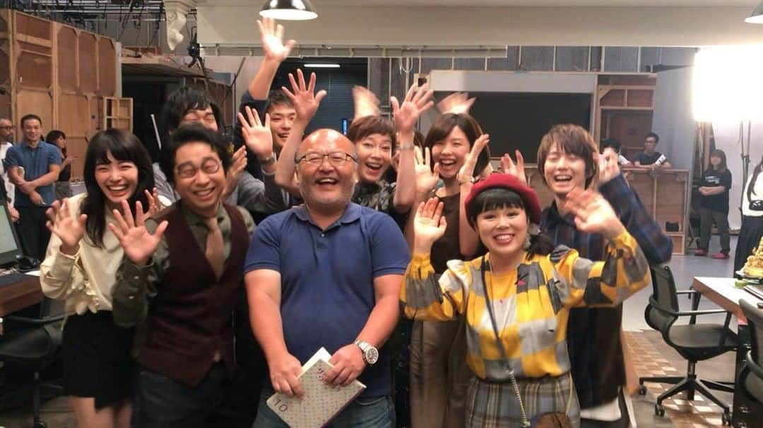 日本テレビ「サバイバル・ウェディング」のインスタグラム：「最終回カウントダウン✨あと3日‼️ アナザーVER. #かつてないアットホーム推しw #金八先生風な仕立て #うしろにいる人の違和感w #明日のお昼に明らかに #サバイバルウェディング  #サバ婚  #感動の最終回は今週土曜よる10時」