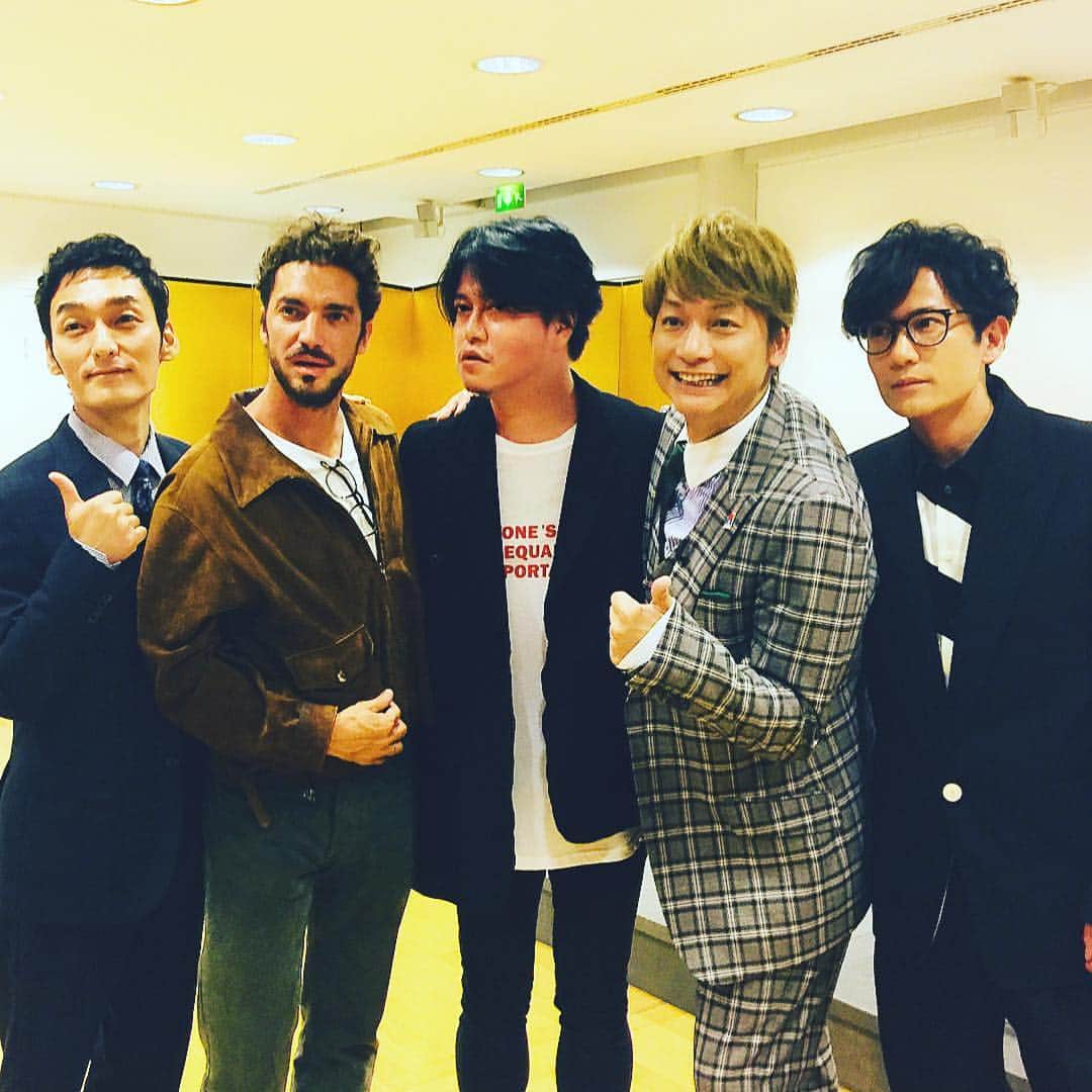 渋谷慶一郎のインスタグラム：「Last night,  My best friend's Etoile in Paris · Opera and actor Jérémie Belingard also came to the party to celebrate Shingo Katori's exhibition thank you 🙏  昨夜の香取さんのパーティー、僕の親友でパリ・オペラ座のエトワール、ジェレミーベランガールも来てくれて珍しい記念写真になった笑 ジェレミーと会うのは横浜のParade公演以来、この後タイ料理行って盛り上がりました🧚‍♂️ #香取慎吾 #稲垣吾郎 #草彅剛」