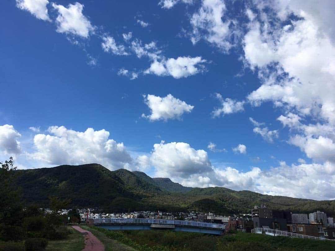 萩原亜咲さんのインスタグラム写真 - (萩原亜咲Instagram)「留守番も終わり。 夏も終わり。  大地震ではたくさんの人に助けられ。 少しずついつもの生活。 こうした平凡な時間が大切なんだなーって気づかせてもらった。  夏と秋が混じった空はどこまでも遠く続く。  さぁ。 岩通いの始まりだよ。」9月20日 0時19分 - asaki_hagiwara