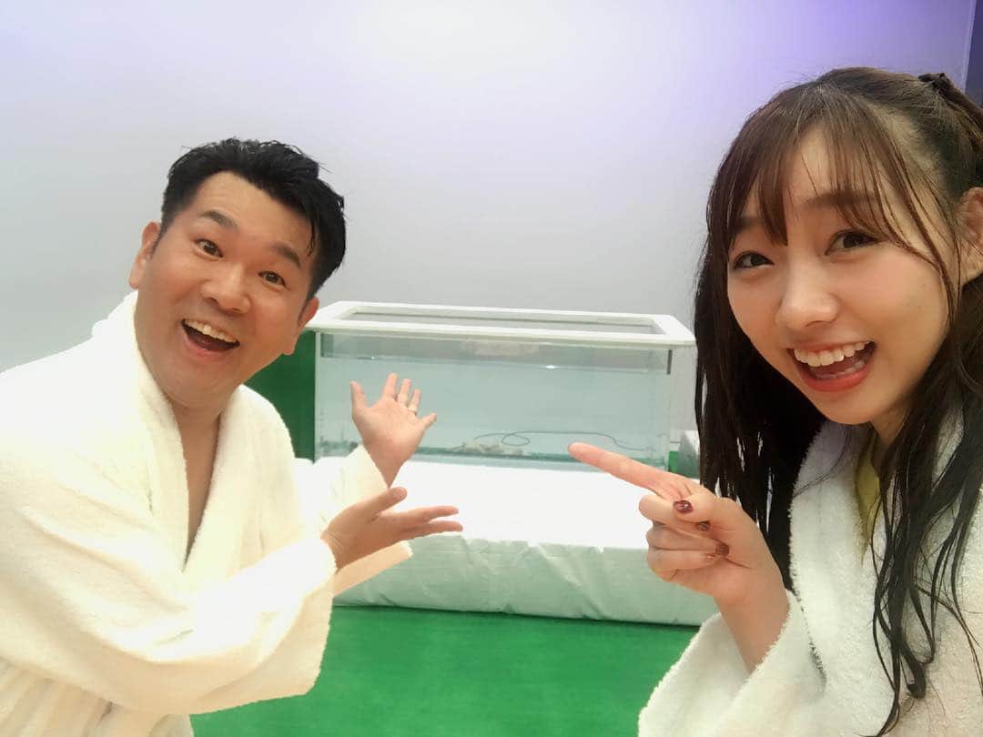 須田亜香里さんのインスタグラム写真 - (須田亜香里Instagram)「‪放送でも言ったように今日は本当にフジモンさんの番組に出るためだけに東京へ行きました。‬ フジモンさんからの一言がきっかけで、熱湯風呂のリベンジを叶えていただくに至りました。 大切な番組の最終回に私のわがままを叶えてくださったスタッフの皆様、フジモンさんをはじめとした出演者の皆様に本当に感謝です🙇‍♂️ 番組の第二弾があることを心から願っています！ ↓↓見逃した方はこちらから↓↓ gxyt4.app.goo.gl/r9gMg  #AbemaTV #フジモン10 …………………… さて、4時間後には名古屋でレギュラーのドデスカ生放送です。 ‪名古屋まではマネージャーさんが車を運転してくれています。 今回に限らず、本当にいい事務所に巡り会わせてもらったなぁとしみじみ。 ‬私の人としてのいいところも悪いところも全部を必要不可欠な個性に変えてもらいました。 ここ最近、色んなお仕事に挑戦させていただいていますが、いつまで経っても未熟だし、まだまだまだまだ周りの人に息を吹き込んでいただいている状態の空っぽ人間。 ファンの方に応援してもらえるようになったから私はアイドルになれたし、たくさんの逆境もある中でアイドルを9年続けられたから、今の周りの全ての人に出会えた。 無理をするだけでなく疲れた時には疲れたって素直に言えるようにもなった。 心から素直に笑ってる時間も増えた。 あれもこれも本当にアイドルになれたからこその今。 支えてくれる全ての人がいるから。 本当に本当にありがとう。 いつまでたっても未熟で、補ってもらってばかりかも知れないけど、私も誰かの心にぴたりとハマるひとになれたらいいな。 それがせめてもの人に支えてもらってばかりの私に出来るお返しかな。 ‪では、朝無事にメ〜テレの【ドデスカ】で“おはようございます”を言えることを願っていてください🌙‬ ニュースの予習したら少し寝ます。」9月20日 2時30分 - akarisuda