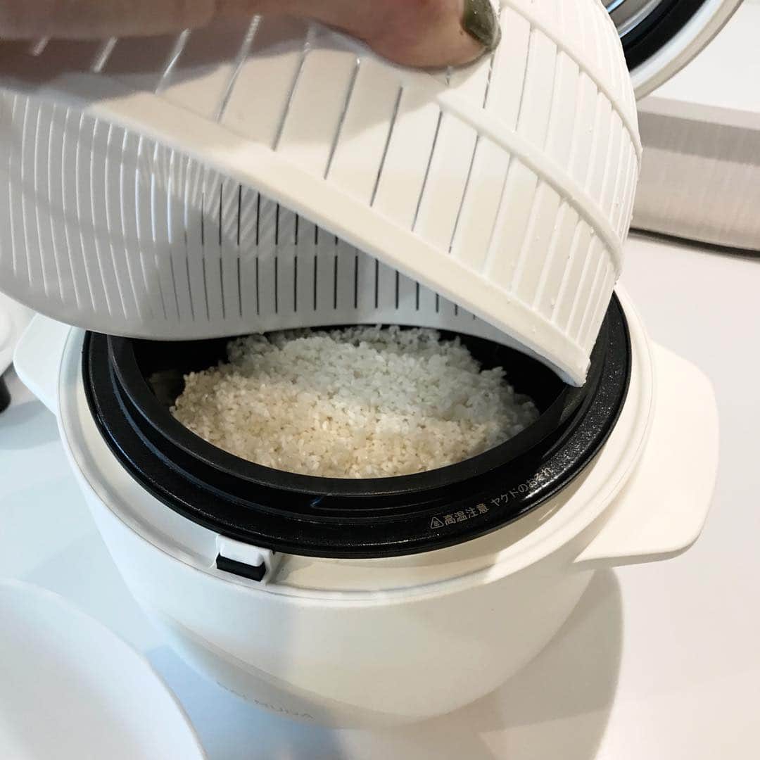 meguri.kさんのインスタグラム写真 - (meguri.kInstagram)「お米をふっくらとみずみずしく炊き上げるための"とぎ方"にこだわったザルとボウルのセット✨ ・ ザル、触ってビックリ！！程よく柔らかい🙈💕そして滑らかな触り心地🙈💕 ・ 柔らかいのでお米が割れにくい！少し変形させることで、ザルからお釜にうつす時も、こぼさず移動できます♫ ・ 驚くほど綺麗に粒を残さずサラッとお釜へ 移すことができました🙌軽く感動レベル🙌 ・ お米を傷めず洗い、 水切りし易くて、 お釜にサラッと移せる！ そして美味しいご飯の出来上がり🍚 ・ 米とぎ嫌いだったんですけど、このザルのお陰で少しだけ楽しい気持ちになれました🙏💕 ・ thank you ザル！！ ・ 米とぎだけではなく、湯切りも出来てあらゆる調理に使えそうです💕 ・ #hinatalife でGetしました❣️ ・ 『小さな感動♡米とぎタイムが楽しくなる新素材アイテム！』ブログ更新しました😊 ・ #ひなたライフ#ひなたライフスタイル #お米 #米とぎ #料理 #ザル #ボウル #収納 #バルミューダ  #BALMUDA  #シンプルライフ #持たない暮らし  #キッチン #家 #home #一条工務店 #アイスマート #ismart  #インテリア #interior #注文住宅 #白黒 #モノトーン #monotone #kitchen #くらし #暮らしを整える #日々のこと #丁寧な暮らし」9月20日 14時17分 - meguri.k