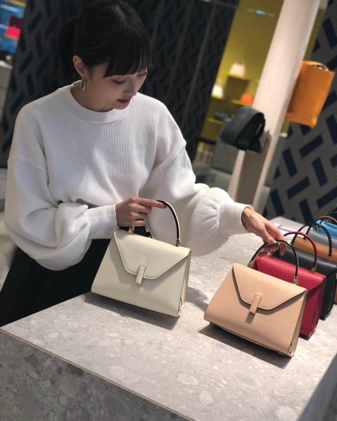 鈴木友菜さんのインスタグラム写真 - (鈴木友菜Instagram)「@valextra #Valextra #Isidebag バッグはもちろん、小物もとっても素敵でした。♡」9月20日 14時53分 - yuuna_suzuki