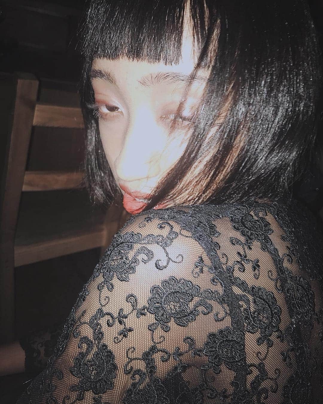 夢子のインスタグラム：「先日の魔女集会について。 #魔女 #dresscode #dress #ドレス #models #mixrace #🥀 #黒ドレス #ブラックドレス #西荻窪 #🍺 #makeup #フィルムカメラ #modellife  #filmcamera #witches」