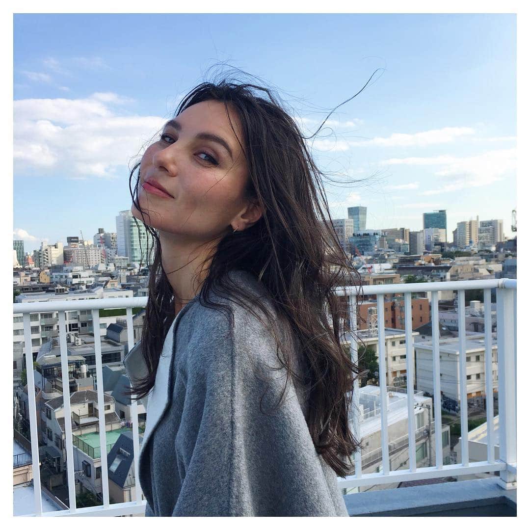 田沢美亜のインスタグラム：「😚🎶 #glow #グロー #tokyolife #新しい化粧品の撮影 #アンチエイジングが気になるお年頃 #ホリスティックコスメ #alavita #アラヴィータ」