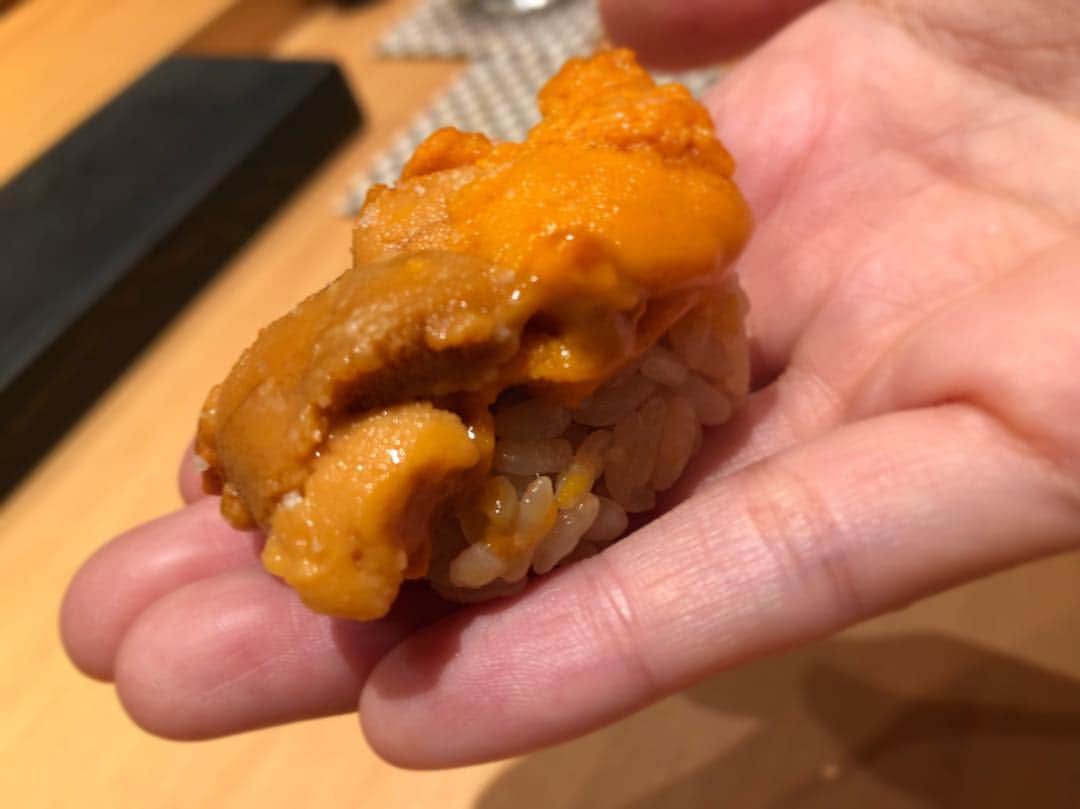 山下まみのインスタグラム：「つまみとお寿司がいい感じに交互に出てくるのがいい。つまみに使われてる器が可愛かった。食べたことない味付けのものとか出てきて美味しかった。  #sushi #寿司 #鮨 #くりや川」