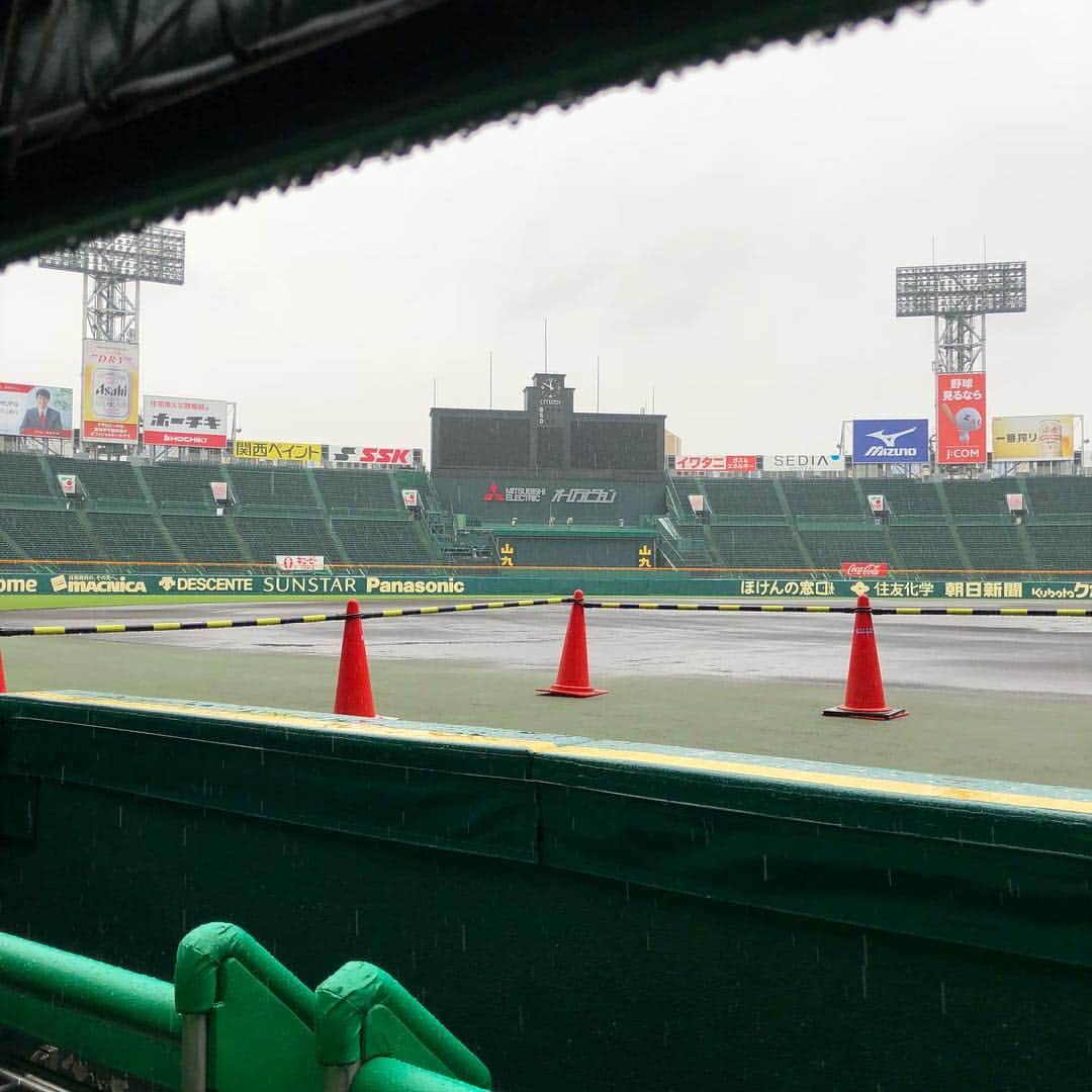 川原弘之のインスタグラム：「甲子園での試合は、雨で中止。 甲子園球場はでかかった。 #甲子園球場」