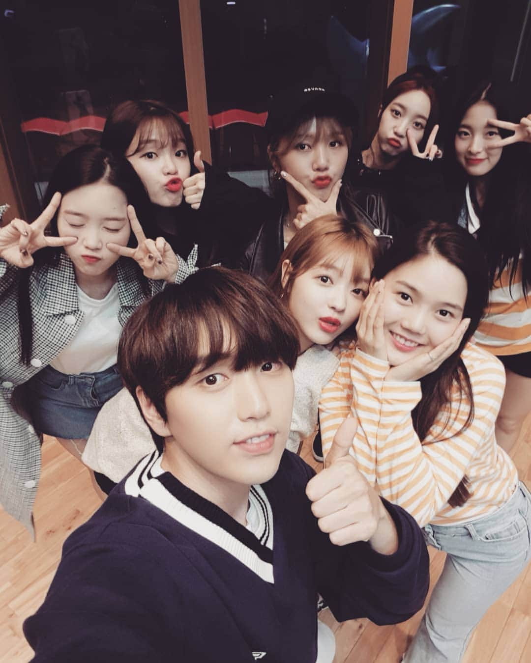 サンドゥルさんのインスタグラム写真 - (サンドゥルInstagram)「오마이걸~<불꽃놀이>퐈이링~~!! 항상 열심히하는 후배들 정말이쁘고 멋지고 든든하다 응원한다!! #별이빛나는밤에 #오마이걸 #효정 #미미 #유아 #승희 #지호 #비니 #아린 #정신없지만 #재밌는친구들 #별밤지기 #B1A4 #산들 #불꽃놀이 #대박」9月21日 0時22分 - sandoriganatanatda