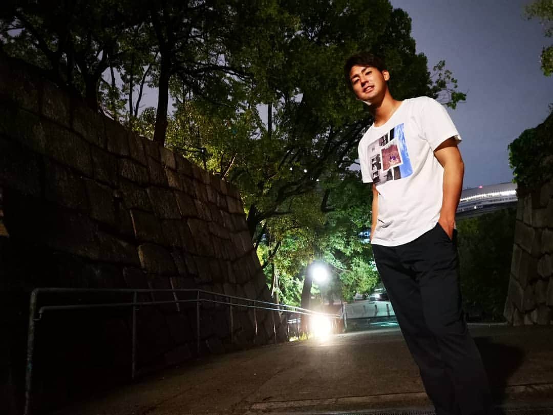 高梨雄平のインスタグラム：「森くんと串揚げ食べて夜の大阪城公園を散歩してきました。  明日からも頑張りませう。  #圧倒的被写体の質 #天職」