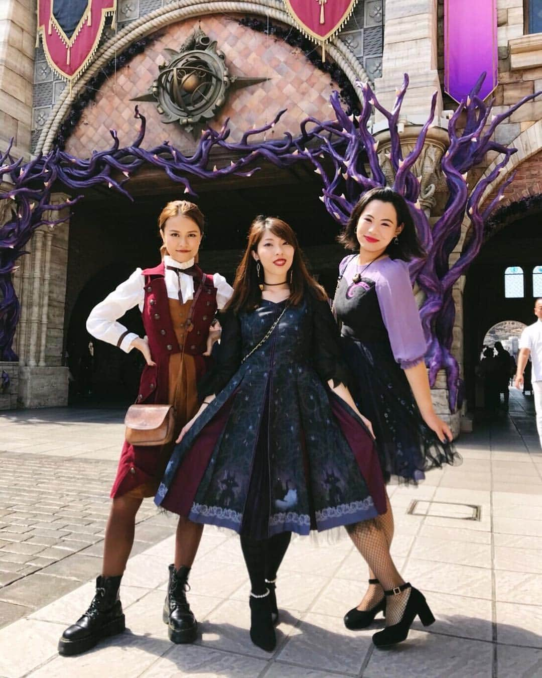 MiracleVellMagicさんのインスタグラム写真 - (MiracleVellMagicInstagram)「Halloween Disney with my best friends☺️❤︎❤︎❤︎ 中学からの大親友とハロウィンディズニー！ヴィランズ3人娘😈  楽しすぎてはしゃぎすぎてちょっと喉がおかしくなった。(笑) 中学の頃から何も変わらない。大好きなんだなぁ。 . #ハロウィンディズニー #ディズニーハロウィン2018 #ガストン #マレフィセント #アースラ」9月20日 23時14分 - miraclevellmagic