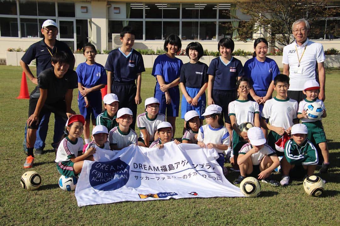のインスタグラム：「#富岡第一小学校#富岡第一中学校#5時限目#6時限目＃小学1年生から中学3年生#授業#お手伝い#DREAM福島アクションプラン  普段からサッカーにはほぼほぼ関わっていない子達だったけど、最後のミニゲームではガチガチ身体ぶつけて戦ってました。笑  一生懸命全力だしてくれました。 とても楽しくて、最後の感想聞いて、感動しちゃいました。笑  地道にやれることを一生懸命やっていこうと思います。」