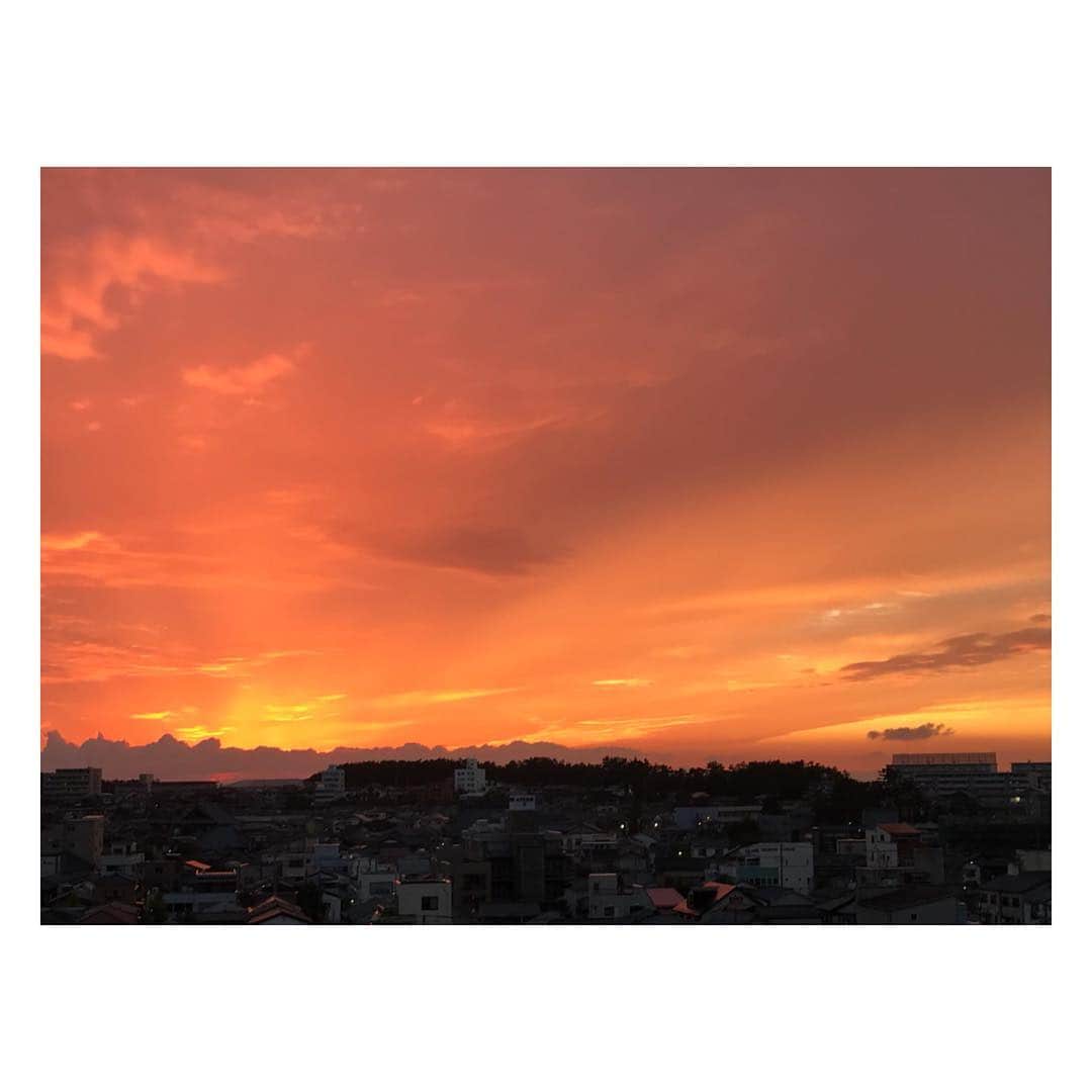 大西遥香さんのインスタグラム写真 - (大西遥香Instagram)「. 燃えるような空🌇 . あまりに美しかったのでパシャり📷✨ . #夕日 #sunset #新潟 #niigata #無加工  #真っ赤な空を見ただろうか #bumpofchicken #高校生の頃聴いてたな」9月20日 23時20分 - hrka_onsh