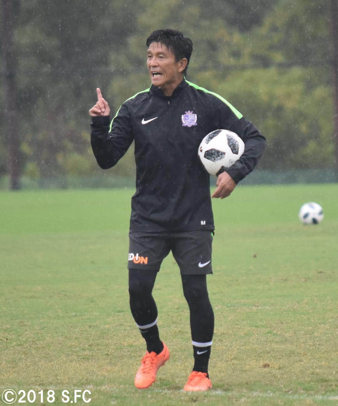 サンフレッチェ広島さんのインスタグラム写真 - (サンフレッチェ広島Instagram)「明後日はホーム・FC東京戦です❗️ 今日のチームは雨天の中でトレーニング⚽ 勝利のためにチーム全員で前向きに取り組んでいます💪 #sanfrecce #城福浩監督 #柴崎晃誠選手 #柏好文選手」9月20日 15時30分 - sanfrecce.official