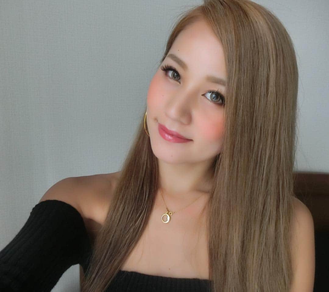 LORYのインスタグラム：「年に数回訪れる、髪の毛暗くしたい衝動🤭💫 でも落ち着かせすぎたくもないし〜🤔で悩んでたら 池さん @rollen_ike がローライト入れたら？✨って 提案してくれて、初めてのローライト！ 暗すぎず立体感がでて大満足😍❤️❤️ #rollen #haircolor #looory #ローレン」
