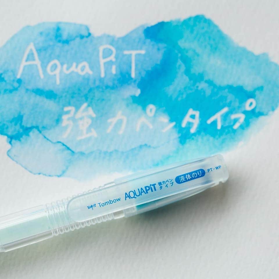 トンボ鉛筆さんのインスタグラム写真 - (トンボ鉛筆Instagram)「マスキングペン代わりに使える液体のり「AQUAPiT強力ペンタイプ」 約1mmの細字タイプで1本180円(税抜)、マスキングペンよりもリーズナブルなのがうれしい◎  写真のように、味のあるマスキングができますよ～🙆 今回は、のりを乾かした後にトンボの水性ブラッシュペン「ABT」のインクを水彩用の筆で取って塗っています。 . . . #トンボ鉛筆 #ペーパークラフト #カード #greetingcards #greetingcard #tombowpencil #papercrafts #tombowabt #tombowdualbrushpen #abt #ABT  #postkarte #postcard  #水彩 #ウォーターカラー #watercolour #watercolorart #inspiringwatercolors #modernwatercolor #watercolor_gallery #watercolordaily #watercolorpainting #instaart #mycreativelife #aquarelle #withtombow」9月20日 16時58分 - tombowpencil