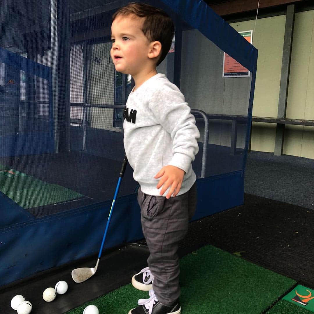 アダム・フェデリチのインスタグラム：「Nice family day on how not to hit a golf ball 😂」