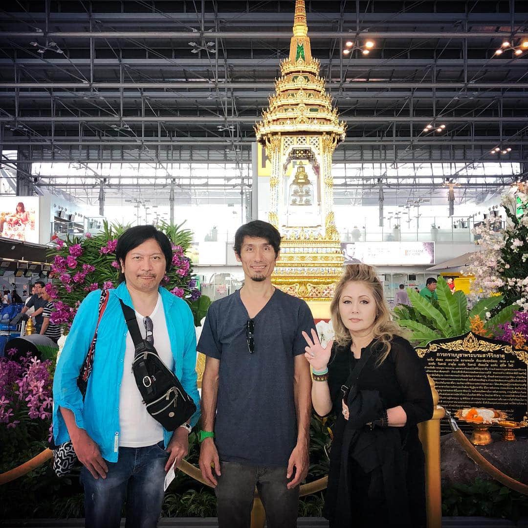 JILLさんのインスタグラム写真 - (JILLInstagram)「Thailandでお世話になった安斉龍介さん。日本の4人組ロックバンド、ラスアラこと「LAST ALLIANCE」のボーカルであり、ギタリストです。カッコいい❣️タイの人と思われた友人の拓ちゃんも。パチリ。  先程タイ旅行のアメブロアップしました！  https://ameblo.jp/jill-personz/  #personz  #jillpersonz #20180916  #Thailand  #jumplabocafe kitchen #ThailandSriracha #lastalliance #lastallianceanzai」9月20日 18時01分 - jillpersonz