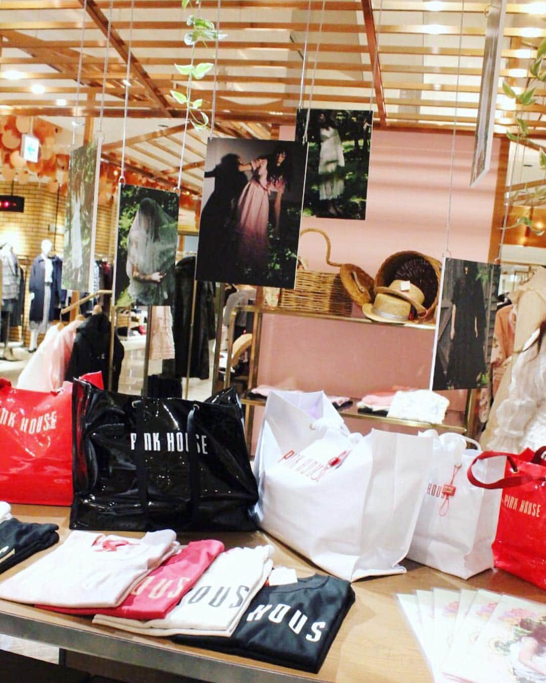 ISETAN PARK netさんのインスタグラム写真 - (ISETAN PARK netInstagram)「＜ピンク ハウス＞と伊勢丹スペシャル企画！ モトーラ世理奈とのコラボ商品や仏シンガー ペティート・メラー来店のナイトイベントも 詳しくはプロフィールリンクからご覧ください🔝 . ずっと変わらない好き ～PINK HOUSE絵本～ 2018.9.19 wed - 9.25 tue 本館2階＝センターパーク/ザ・ステージ#2 @pinkhouse_press #pinkhouse #ピンクハウス #tokyoクローゼット @nao_now #naokoyabu #小薮奈央 @petitemeller  #petitemeller #ペティートメラー #fashion #Isetan #tokyo #shinjuku #新宿 #伊勢丹 #新宿伊勢丹 #伊勢丹新宿店」9月20日 18時13分 - isetan_shinjuku