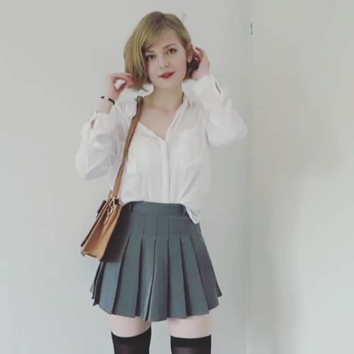 Ella Freyaのインスタグラム：「Can't sit with us 😏」