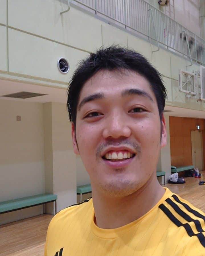 笠原謙哉のインスタグラム：「やべっちFCのマネ「インタビューするっち」やってみた  この企画好きなんです😍  インタビュアーだと定型文のような真面目なコメントが多い時があるけど  選手がインタビューすると素の表情するのが好きなんです💡  みなさん選手に聞きたいことや知りたいことがあればコメントくださ～い😁」