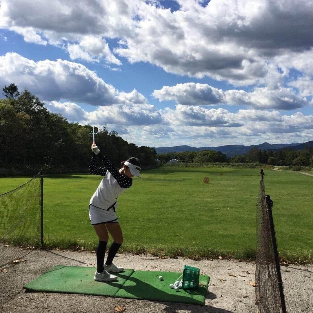 野田すみれさんのインスタグラム写真 - (野田すみれInstagram)「. 北海道ゴルフ♡ さすがに夕方は気温が下がって 寒かった… . . #北海道 #ゴルフ番組 #チップインボギー #callaway  #callawaygolf #callawayapparel #ローグスター」9月20日 19時03分 - sumire0208