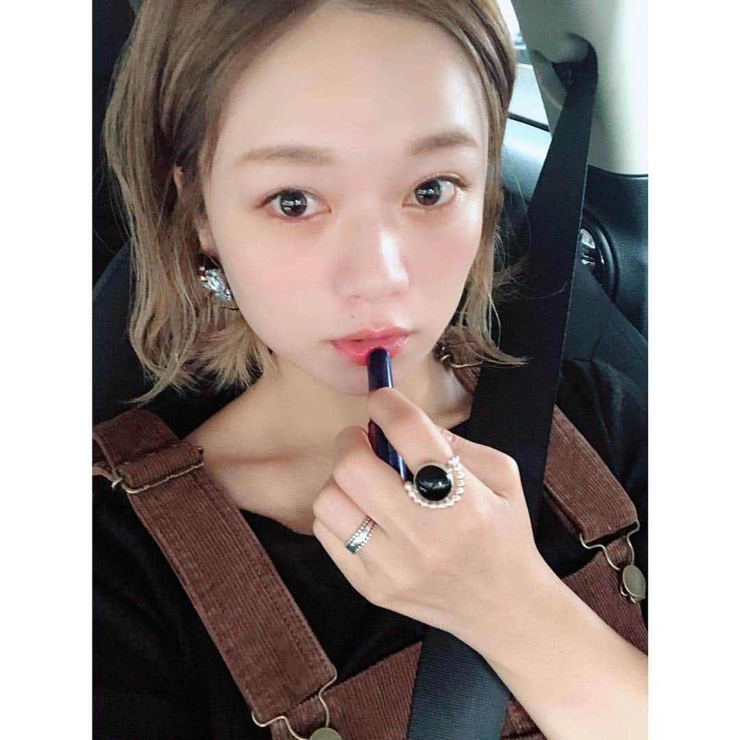 高山直子さんのインスタグラム写真 - (高山直子Instagram)「カジュアルな日のカジュアルメイク💄 これはもう、ほぼリップ！😳😳😳 なのに適度な発色で顔色も良く見えるし、するする馴染むテクスチャーも好み❤️ 鏡見なくてもさっと塗れるから、車の中でのメイク直しもお手の物🚗✨ カラバリもたくさん5色展開あって、わたしが使ってるのはラズベリーピンク🍓″ #美容好き #コスメ好き #ニベア#リッチケアアンドカラーリップ#ラズベリーピンク#高発色カラーリップ#リップ#カジュアル#メイク#メイク直し#lip #lipcare #pr #cosme」9月20日 19時51分 - nao_70koro