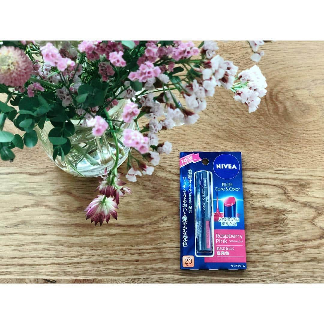 高山直子さんのインスタグラム写真 - (高山直子Instagram)「カジュアルな日のカジュアルメイク💄 これはもう、ほぼリップ！😳😳😳 なのに適度な発色で顔色も良く見えるし、するする馴染むテクスチャーも好み❤️ 鏡見なくてもさっと塗れるから、車の中でのメイク直しもお手の物🚗✨ カラバリもたくさん5色展開あって、わたしが使ってるのはラズベリーピンク🍓″ #美容好き #コスメ好き #ニベア#リッチケアアンドカラーリップ#ラズベリーピンク#高発色カラーリップ#リップ#カジュアル#メイク#メイク直し#lip #lipcare #pr #cosme」9月20日 19時51分 - nao_70koro