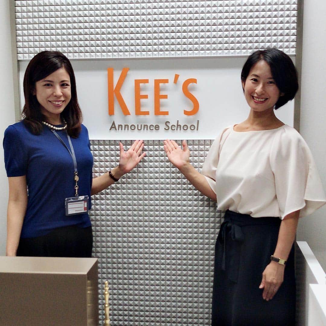 池山文のインスタグラム：「今日は東京駅の某企業で研修だったので、帰りにKEE’Sの新丸ビル校に寄ってみたところ…いつも優しいりえ先生が、笑顔で迎えてくれました😊。オープンしたての教室はとても綺麗で、生徒様のモチベーションも上がりそう！恵比寿のレッスンルーム同様、よろしくお願いいたします😊。 #フリーアナウンサー #スピーチトレーナー #話し方 #kees #企業研修 #マンツーマンレッスン #新丸ビル」