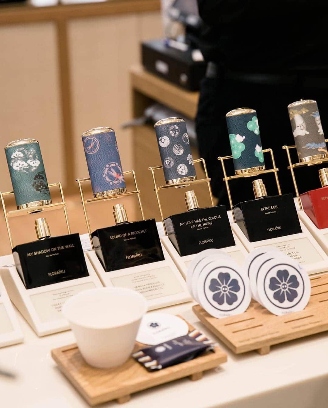 紀卜心さんのインスタグラム写真 - (紀卜心Instagram)「來自法國的香水品牌 @floraiku  前天跟琁去櫃上體驗香水的奧妙，外國經理在我們眼前親自介紹香水，真是視覺跟嗅覺都被照顧到了😂 - FloraÏku很特別的是香氛以日本傳統儀式分成三種系列有茶香、花香及焚香（其中有個味道是抹茶我覺得好特別🤣） 除了香水瓶以外，擴香、香氛蠟燭包裝設計都蠻日式的，別有一番風味～ 而且每支香水瓶上都有三行詩歌組合而成的俳句哦！ 我跟琁很巧的都喜歡同一個味道哈哈 我們最喜歡的香水名是First dream of the year （真的很香我大愛這個味道） 我認為每一支香水都有它的故事，香味帶給人的印象感覺也會不同 大家可以去復興sogo 3F櫃上聞香體驗找出屬於你的味道哦  #floraiku #perfume」9月20日 20時33分 - eatzzz7