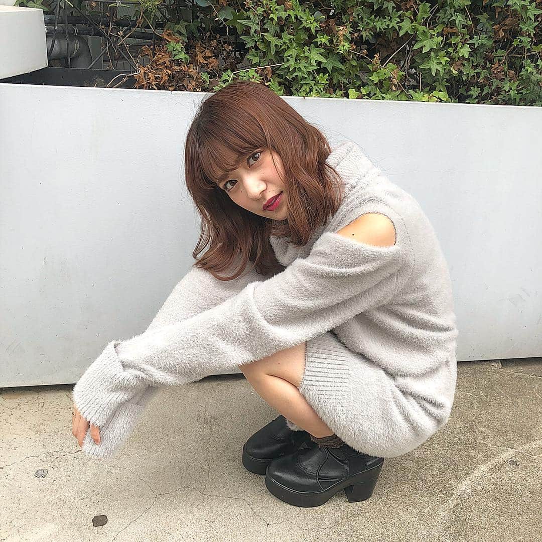 のインスタグラム：「. . ♥dazzlin instagram 着回しリレー♥ . 今回は今発売中のニットワンピースを着回し☝🏻 私は大人っぽく着れるグレーのカラーをチョイス☺️💭 150cmのわたしはベルトで 丈を短くしてすっきりさせました💕 肩あきニット本当にあざとくて可愛い😍💕 . #ショルダーオープンニットワンピース ¥7,900+tax . お次はひなこさん（ @dazzlin_staff_hinako )🐻💕 . #dazzlin#dazzlinstaff#dazzlin_snap#code#coordinate#fashion#コーディネート#ファッション#着回し#ニットワンピース」