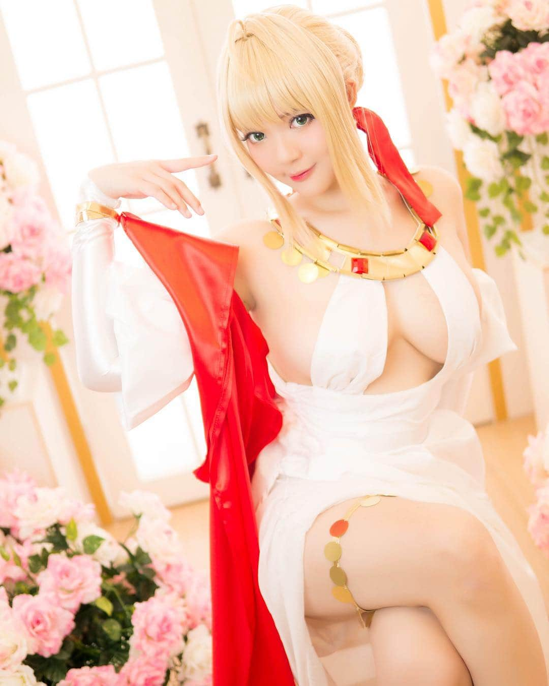 YingTzeさんのインスタグラム写真 - (YingTzeInstagram)「Saber Nero , Emperor of Roses ! 🌹 _ My Nero x Mashu FateGo Photobook will be available for online Pre-Order at 8.30 pm ( Malaysia Time 🇲🇾 ) . The link will be up on my Facebook Page ! ▶️ www.facebook.com/yingtze1206 _ There will be special merchandises that comes only with the online pre-order so make sure to check it out ! ❤️ So sorry for delaying the online sales ~ I am really busy this month , I’m really thankful for your patience ! ☺️🙏🏻 _ 📸 @17.ambition  #blessed  #yingtzecosplay  #fategrandorder  #fategrandordercosplay  #sabernerocosplay」9月20日 20時41分 - yingtze