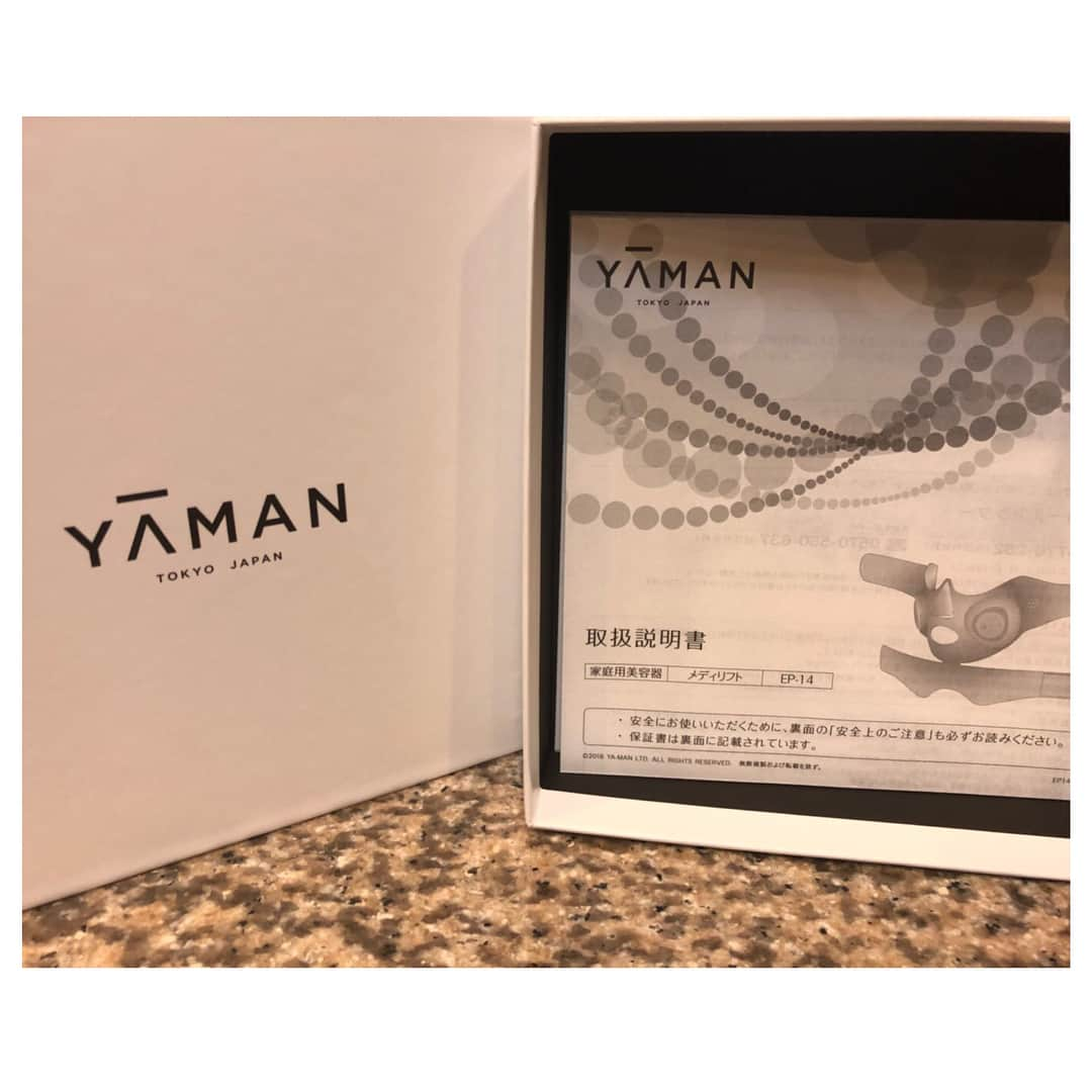 モモコさんのインスタグラム写真 - (モモコInstagram)「YAMAN 今、流行りの顔につけたまま、用事しながらできる家庭用美顔器！ あさパラのモモタンで紹介したけど、なかなか手に入らない優れもの！ 顔、むちゃあがるよー💕 . #ハイヒールモモコ #👠 #👠🍑 #CHANEL #シャネラー #グルメ #モモタン #あさパラ！ #YAMAN」9月20日 20時57分 - highheel_momoko