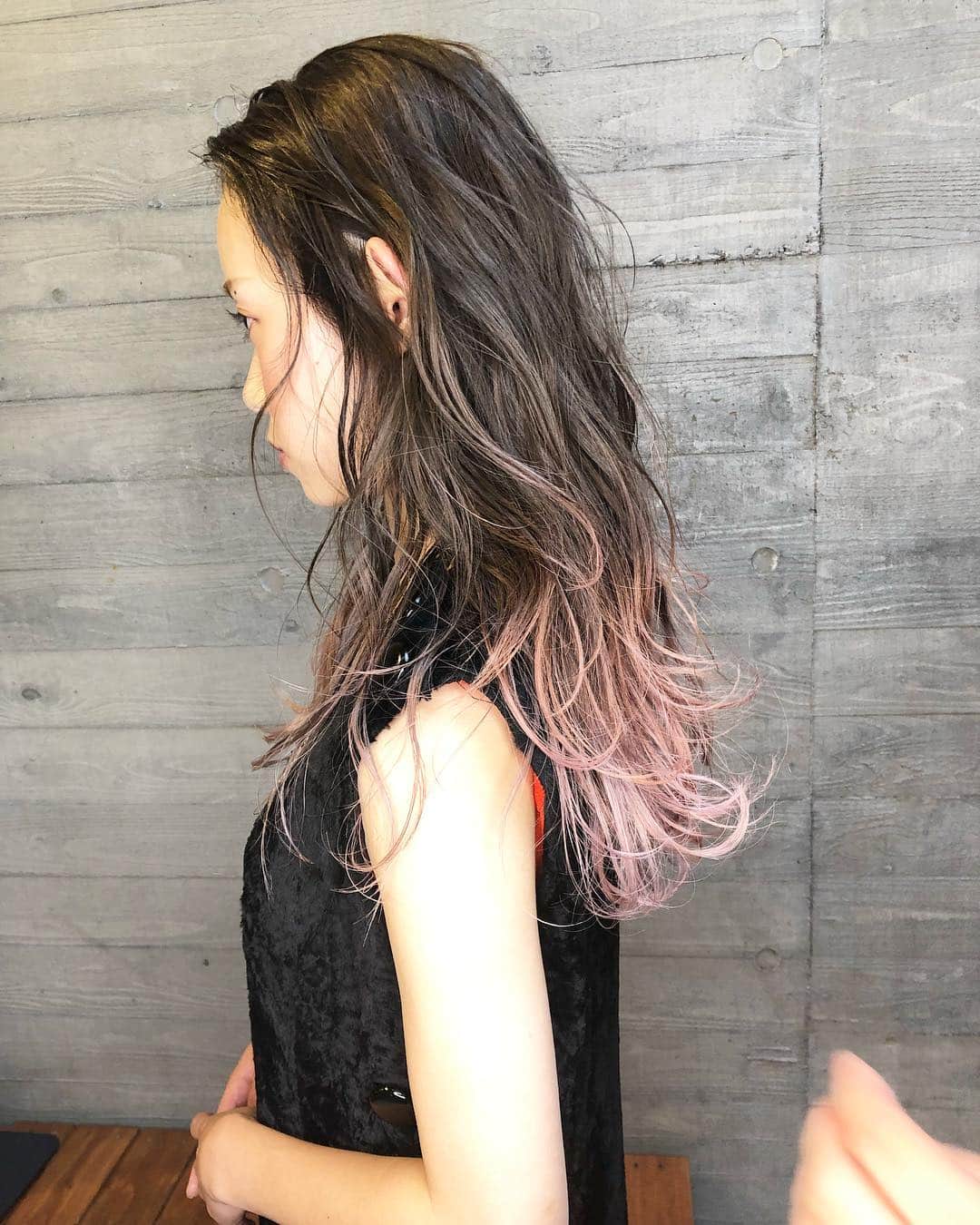 斉藤潤一のインスタグラム：「(大人オシャレにグラデーション) スタイリスト菊池有輝子 作のグラデーション無加工立体があって髪型とカラー俺個人的にすごく好きなスタイル💓  渋谷 美容室 rocospearz . 〒150-0041 東京都渋谷区神南 ご予約はこちらへ ☞☞ TEL ☏﻿ ﻿03-3462-2093 web  roco@1cs.jp 渋谷 美容室 #rocospearz . 〒150-0041 東京都渋谷区神南1-14-9 第7FMGビルB1F . . ご予約はこちらへ ☞☞ TEL ☏﻿ ﻿03-3462-2093 web  roco@1cs.jp . ★平日  open  11:30-22:30 ★土日祝  open  11:00-21:30  #渋谷#東京#oggiotto#青山#表参道#cut#パーマ#外国人風#サーフィン#hair#渋谷美容室 #アッシュ#インナーカラー#ハイライト#メッシュ#ダブルカラー#外国人風カラー#color#グラデーションカラー#ケアブリーチ  #ヘアメイク #newcolor #グレージュ #アッシュ #tokyo #shibuya #hair #salon #ヘアカタログ #サロンモデル」