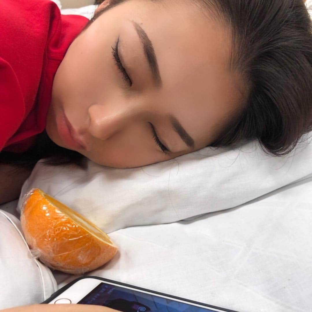 小坂怜子さんのインスタグラム写真 - (小坂怜子Instagram)「. 合宿にて！爆睡😪😪 なぜオレンジと寝ているのか、、 誰かからのプレゼントです🎁🍊 . 案の定夜は眠れずみんなに 遊んでもらいました😆❤️ 楽しかった〜〜🐄💓 . 学生最後の夏、こんなに楽しくて いいのか！？レベルで毎日楽しくて 充実しててハッピー🌈🌈😇 . #寝顔 #爆睡 #合宿  #ミスキャンパス甲南2018 #ミスターキャンパス甲南2018 #甲南 #ミスキャンパス #ミスターキャンパス #ミスコン #ミスターコン #ファイナリスト #ミスキャン #ミスターキャン #大学生 #甲南大学 #関西 #岡本 #神戸 #misscampus #mrcampus #konan #kobe #2018」9月20日 21時59分 - misskonan_2018_no3