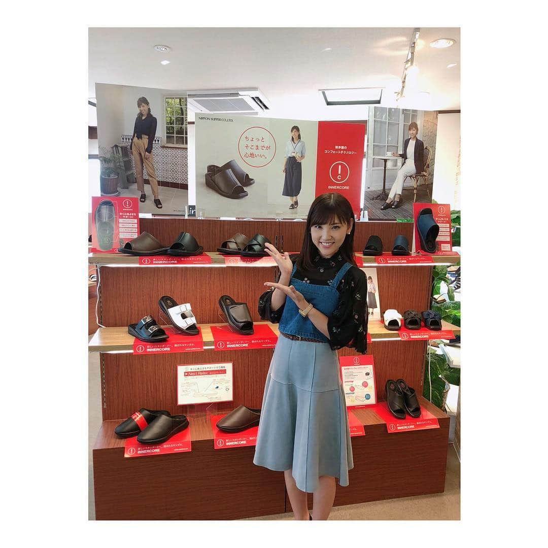 森脇亜紗紀さんのインスタグラム写真 - (森脇亜紗紀Instagram)「❤︎ ❤︎ 昨日はNIPPON SLIPPERさんの 展示会へお邪魔しました✨ 今回も新しい商品が たくさん展示されていましたが カラフルでとっても可愛い😍 ・ 先日、撮影した広告も早速 たくさん展示されていました😊✨ 等身大よりもさらに大きい ポスターまで掲載して下さっていて びっくり😳嬉しいな〜☺️🙏🏻 いつも本当にありがとうございます✨💓 ・ 新商品の発売も楽しみですが、 他にも凄く嬉しいお知らせできる日が きっとくるので、、☺️🙊 楽しみに待っていて下さいね♥️ HPもリニューアルされたので ぜひご覧ください(*^^*) 📌 http://www.nippon-slipper.com/ #NIPPONSLIPPER #ニッポンスリッパ株式会社 #イメージキャラクター #展示会」9月20日 22時41分 - asaki516