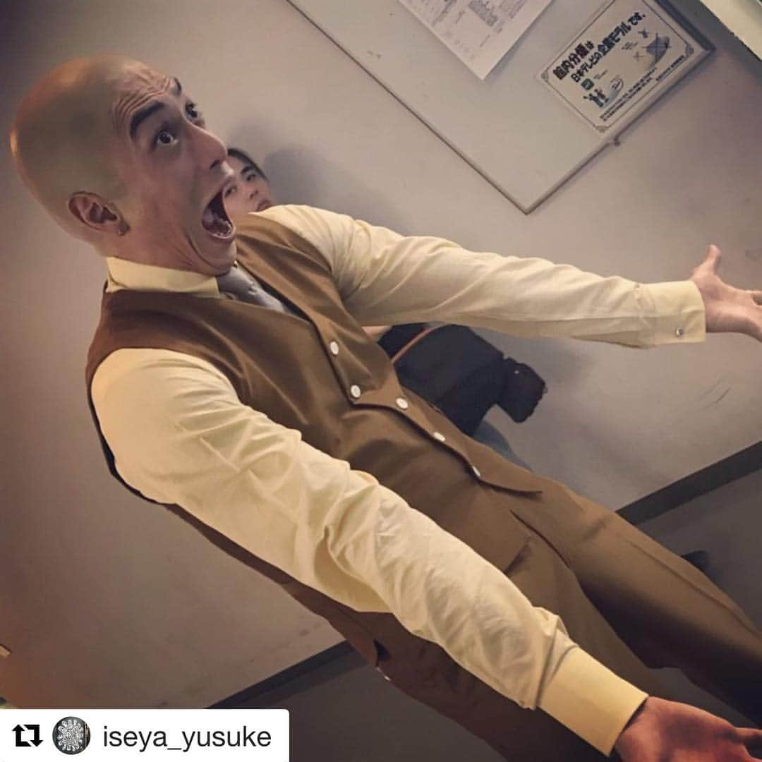 日本テレビ「サバイバル・ウェディング」さんのインスタグラム写真 - (日本テレビ「サバイバル・ウェディング」Instagram)「この写真〜🤣🤣🤣 そうなんです‼️ スッキリ生出演このあとすぐ‼️ #Repost @iseya_yusuke ・・・ What a hell!? #サバイバルウェディング  #最終回 #宇佐美博人 #skinhead  えーっと、この後スッキリに登場させて頂きます〜！後ろに写ってるのは、この頭にした張本人。小此木君。」9月21日 9時41分 - survivalwedding