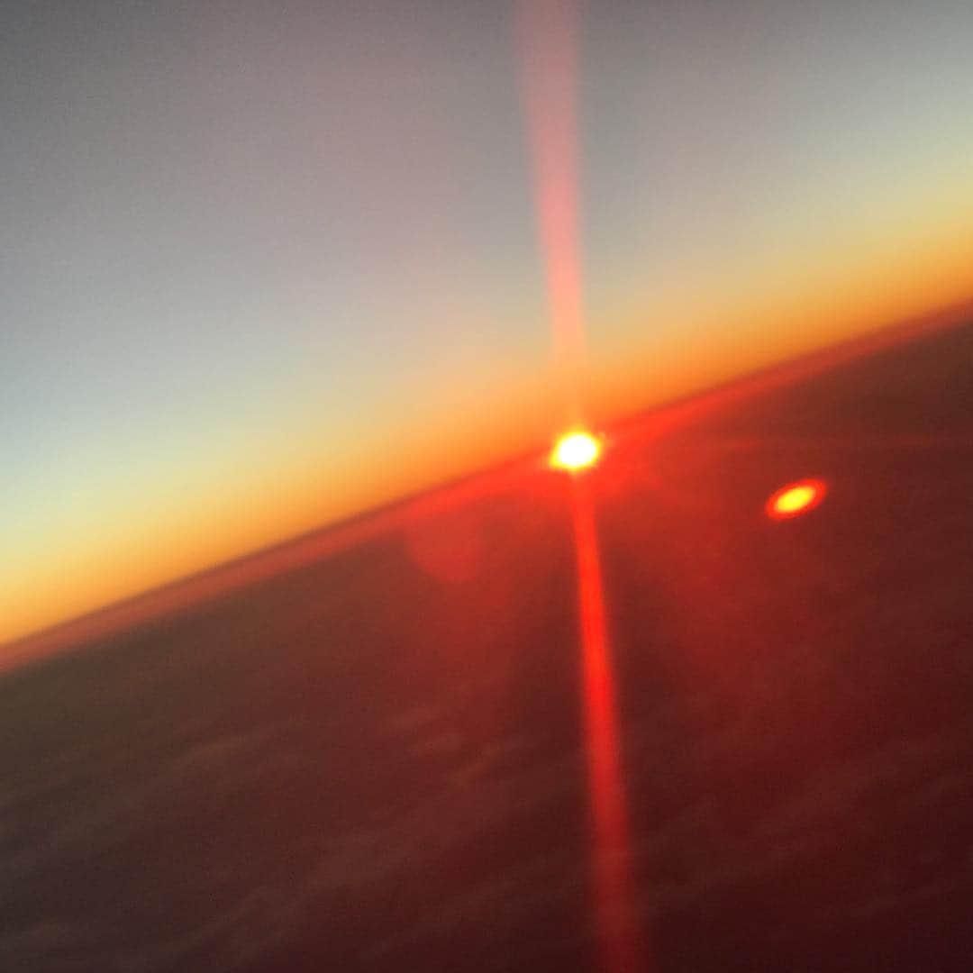 水原希子 さんのインスタグラム写真 - (水原希子 Instagram)「Beautiful Sunset from the Airplane on the way back to Tokyo❤️✈️ NYから東京に帰ってくる 飛行機の中から見えた サンセットが美しすぎた🌤💕 ただいま😉✌🏻」9月21日 9時08分 - i_am_kiko