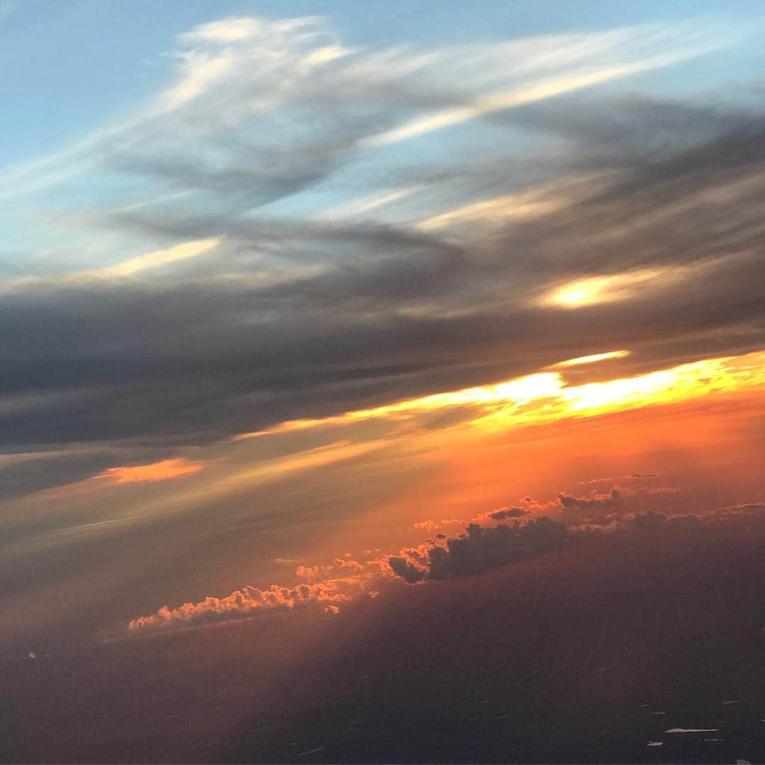 水原希子 さんのインスタグラム写真 - (水原希子 Instagram)「Beautiful Sunset from the Airplane on the way back to Tokyo❤️✈️ NYから東京に帰ってくる 飛行機の中から見えた サンセットが美しすぎた🌤💕 ただいま😉✌🏻」9月21日 9時08分 - i_am_kiko