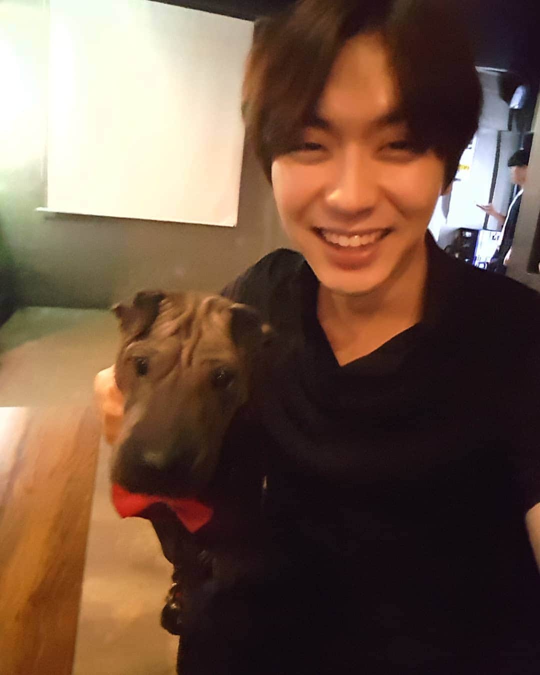 アン・ウヨンのインスタグラム：「우리베비 사진찍기 진짜 힘드네~ #안산 #맥주타임」