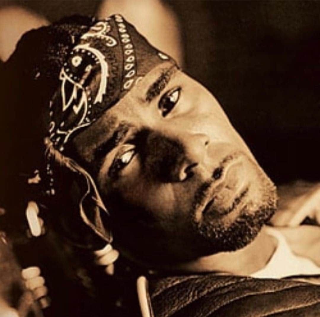 R・ケリーのインスタグラム：「Woke up, Ready to Win.  #MorningsWithKellz #TBT」