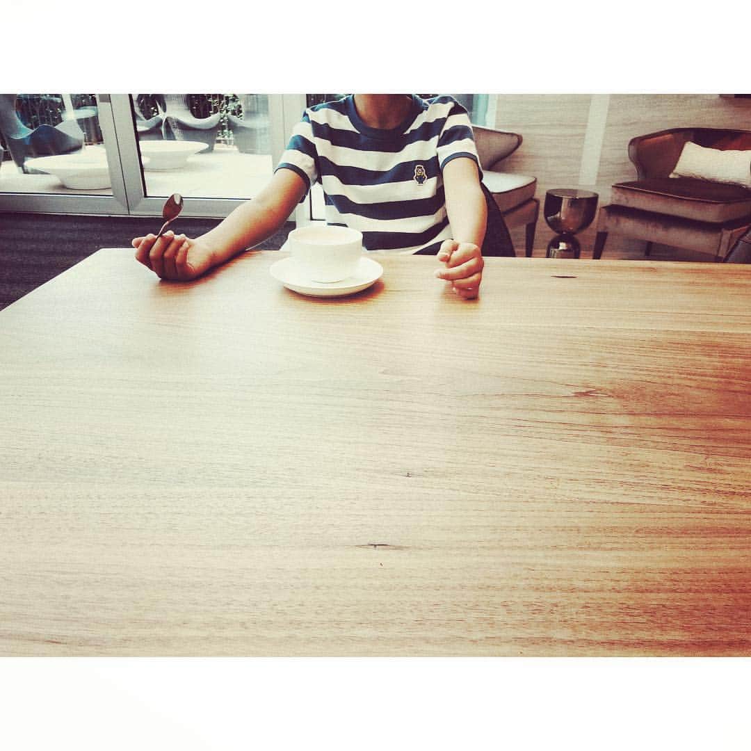 紗栄子さんのインスタグラム写真 - (紗栄子Instagram)「最近コーヒーを飲み出した長男と、お兄ちゃんの真似をしてコーヒーを飲みたいけど頑張ってラテの次男👬☕︎ 学校で流行っているのかしら🎓✨ T-shirt #uniqlo  #boys#モーニング#コーヒー#ラテ#london」9月21日 1時12分 - saekoofficial