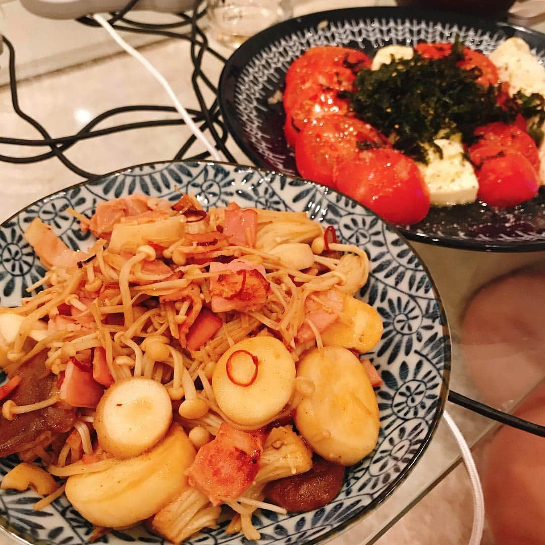 鈴木咲さんのインスタグラム写真 - (鈴木咲Instagram)「作った物記録🍚 . . . . . 🍴蓮根と大葉のシャキシャキつくね 🍴キュウリと茗荷の浅漬け 🍴カプレーゼ 🍴手羽中のカレー炒め 🍴カリカリ茄子のそぼろオイスターソース 🍴ミネストローネ 🍴塩焼き蕎麦肉味噌がけ 🍴スイートポテト 🍴キノコのペペロンチーノと韓国海苔のおつまみカプレーゼ 🍴納豆入り肉味噌のレタス巻きと白菜と豚バラの豆乳ミルフィーユ」9月21日 1時55分 - sakisuzuki1103