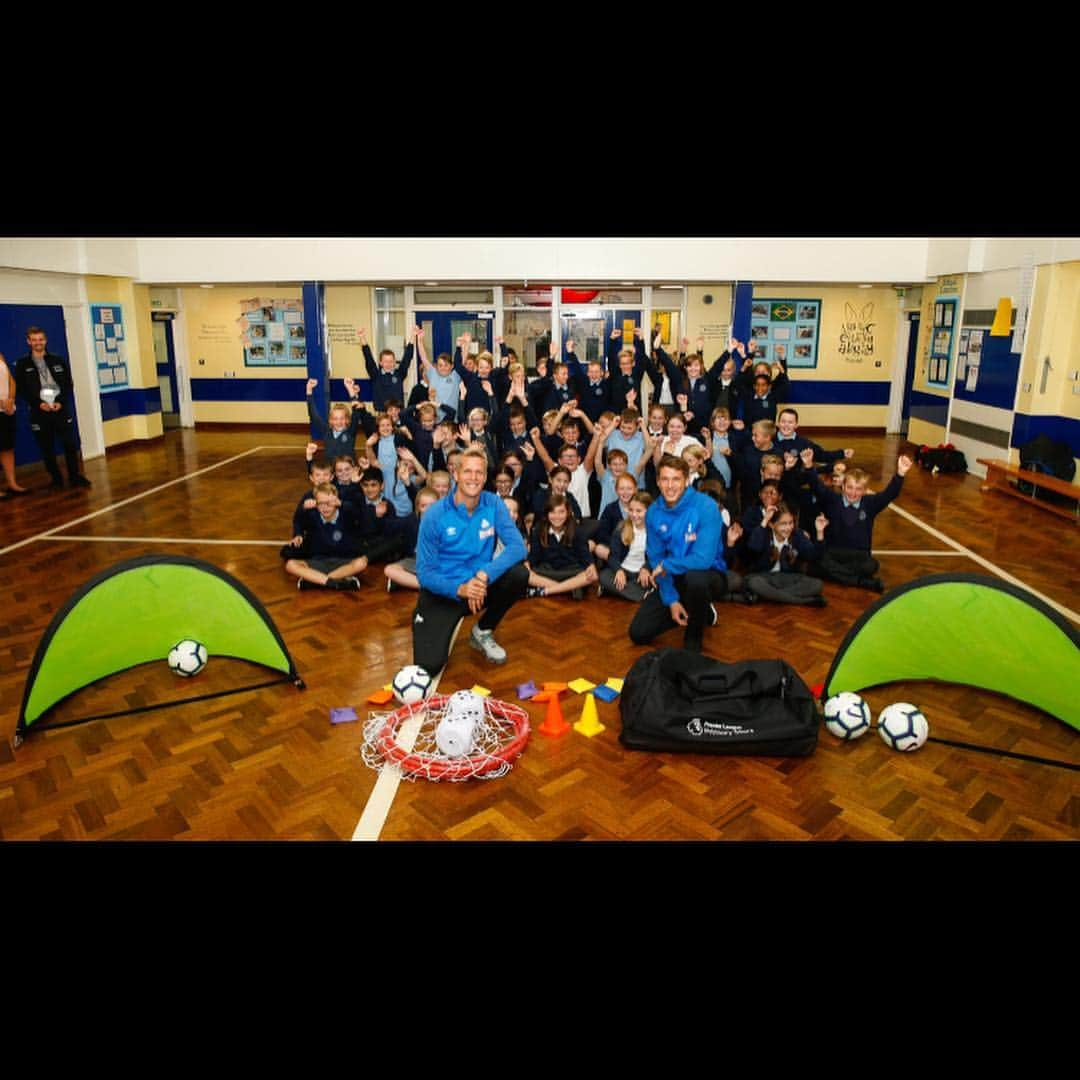 エリック・ドゥルムのインスタグラム：「We had such a great time yesterday at the Kirkheaton Primary School 🙂Its a great feeling when you see the kids smiling and happy 🙏🏻 thanks @htafc_foundation for the great experience 😁 #htafc #37 #school #smile」