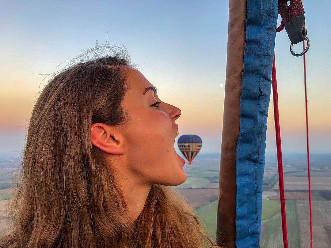 ズザンナ・ヤカボスのインスタグラム：「vacsira egy 25 méteres hőlégballon?  #goballooning」