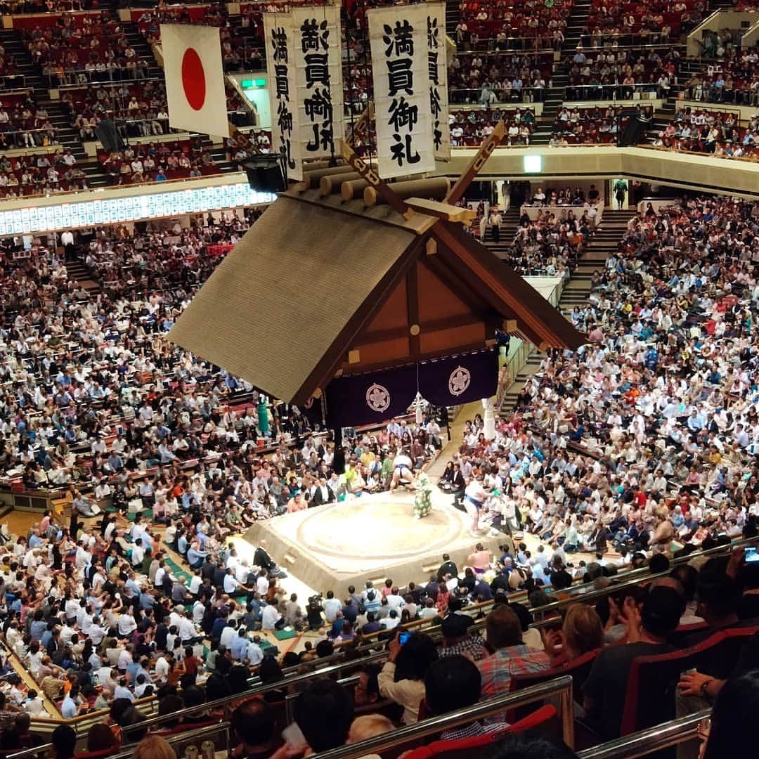 ニックのインスタグラム：「Now for something entirely different. A day at the Kokugikan with @basheemskerk_89 to watch the sumo. A brilliant (and genuinely exciting) experience.  #japan #tokyo #travel #gaijin #sumo #日本 #東京 #相撲 #外人 #イギリス人 #イギリス」