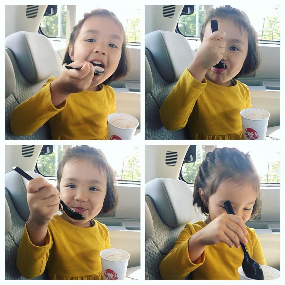 バイリンガル3兄妹のインスタグラム：「⭐️STAR OF THE DAY⭐️ 「今日最もクラスで輝いてた人」 ・ 今日お迎えに行ったら 華が嬉しそうに 「今日華がStar of the dayだったんだよぉ〜♡」って教えてくれて ・ お手紙にもしっかりそう書いてあったよ♡ ・ こんなに小さくても、こうやって賞をもらうと嬉しいんだね♡ ・ まぁ毎日日替わりで誰かしらstar of the dayになる訳だから ・ 多分先生的には順番に回してる感じだと思うけどね😂😂 ・ というわけでお祝いに(!?)学校帰りにウェンディーズのフロスティ(ソフトクリームとシェイクの間くらいの食感のやつ)食べに行ったよ♡ ・ 日本のマックのSサイズの飲み物と同じくらいのカップに ・ 並々入ってて54セント。 54円。みたいな感じ。 やすっ😂 ・ その後図書館に行って毎日20分本を読むエマの為に色々借りてきたよ♡ ・ 絵本でも、小説でも、漫画でも何でもいいから毎日沢山読んでね！って、なんかいいよね♡ ・ ・ #staroftheday #preschooler  #4歳 #はなち #7歳 #えまち #バイリンガル3兄妹」