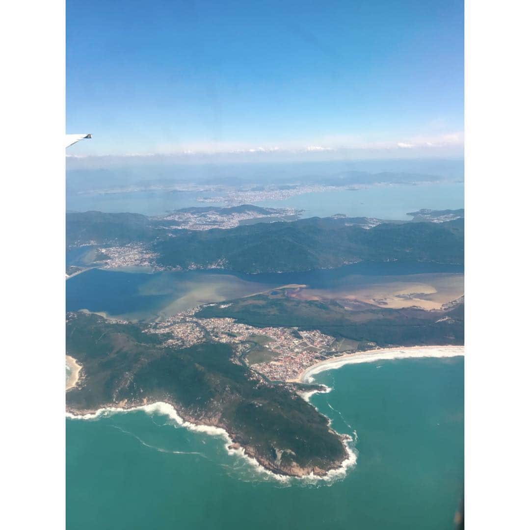 小澤陽子さんのインスタグラム写真 - (小澤陽子Instagram)「on travel ☁︎✈︎ .  日本のひと、聞こえますかー！？🇧🇷🌎🇯🇵 . . 移動時間、なんと〝42時間〟😱😱😱✈️ ついに、やっと……到着しました‼️ ブラジル🇧🇷の、Florianopolis という島に…🏝✨ . .  機内で２泊🤡。乗り換え２回。 飛行機を降りる度に、また１日が始まるという、タフなスケジュール🤦🏼‍♀️(笑) . .  裏側の日本では、今宵も脱力の日なはず。💁🏼‍♀️🌎 今日の展開。あなたは予測できますか…？ . . #日本の人聞こえますかー！？ #やってみたかった #地球の裏側 #ブラジル #Brazil #南過ぎる島 #フロリアノポリス #Florianopolis #一度来てみたかったのです #とっても綺麗。 #寝床に着けたのは出発から57時間後…笑 #さすがにヘトヘトです😂 #ポルトガル語がさっぱりわからん… #旅好きおざよーの旅記録✈︎ . .  #全力脱力タイムズ #DNN #どうしたら報道っぽくなるか… #脱力の髪型模索中🤔𖦹 #今日はかきわけstyle #おざよーHAIR💇🏼‍♀️ コメントありがとうございました😊 正解の方がいらしてびっくり！」9月21日 7時23分 - yoko.ozawa729