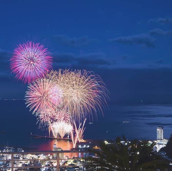 【公式】星野リゾート　リゾナーレさんのインスタグラム写真 - (【公式】星野リゾート　リゾナーレInstagram)「熱海海上花火大会は1年を通して行われるめずらしい花火大会。暑い夏、空気の澄んだ冬に、いつもと違った雰囲気で花火を楽しめます♪ An Atami fireworks festival is the unique event which is held whole the year. We can fun fireworks different surroundings in each season such as warm spring, hot summer, cool autumn and clear air in winter.  #星野リゾートリゾナーレ  #星野リゾート #リゾナーレ  #熱海 #静岡 #旅 #夏 #花火 hoshinoresortsrisonare #hoshinoresorts #atami #shizuoka #japan #travel #vacation  #fireworks #summer #nature #japanese」8月28日 17時08分 - hoshinoresorts.risonare