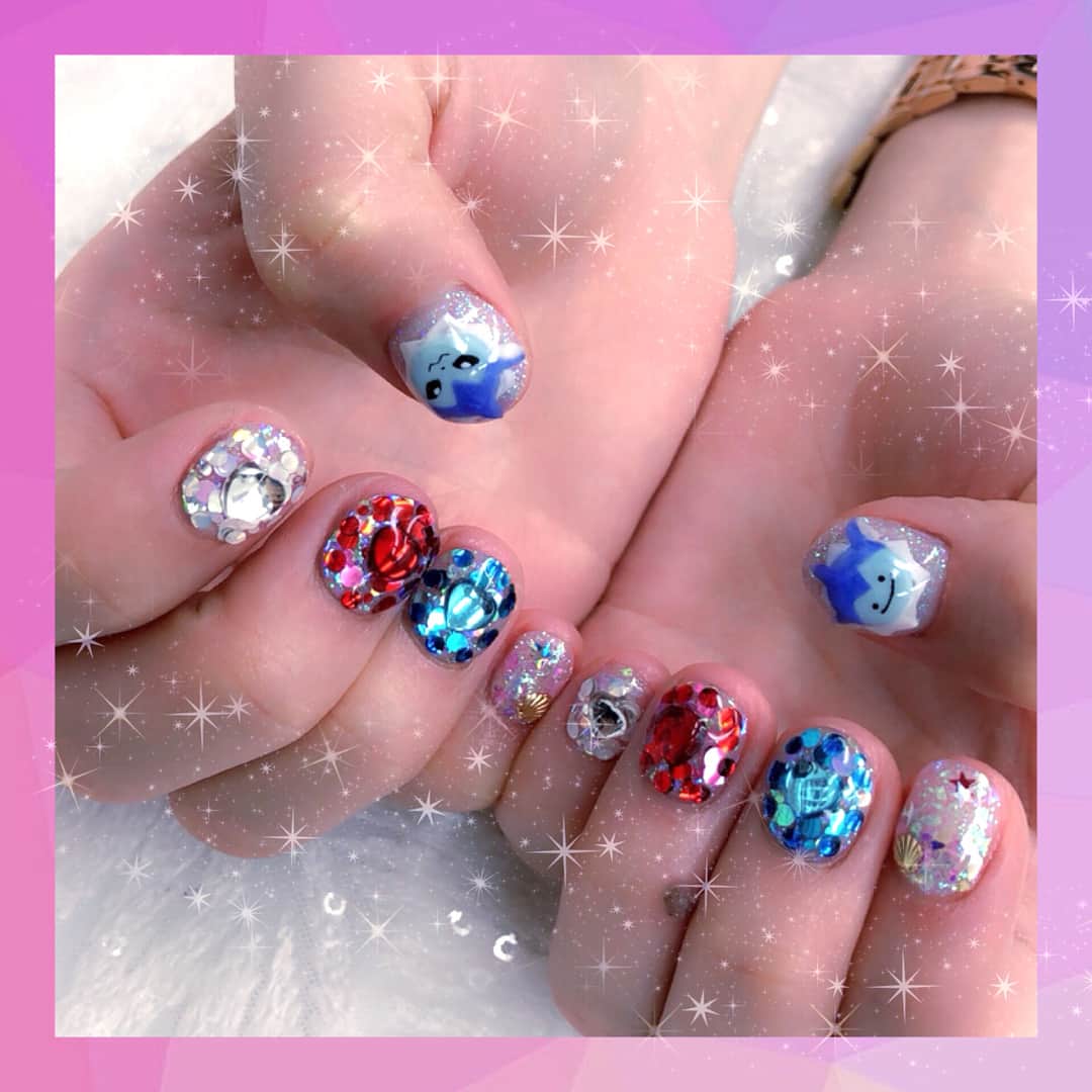 山口みらんのインスタグラム：「NEW NAIL 💅🏻❤️ 今回は大好きなクラブチーム 横浜F・マリノス のカラー、トリコロールカラーをイメージしたよ🔵⚪️🔴 キラキラホロ×キラキラストーン×夏らしいシェル と全体的にキラキラしてます✩°｡⋆⸜(* ॑꒳ ॑* )⸝ 親指のポケモンシリーズはシャワーズです💙 左手にはメタモンシャワーズ👏👏👏 今度はマリノスケとマリノス君を作ってもらおうと思いました☆彡.。 こうやってネイルは自分の好きな物を詰め込めるしずっと爪にあるとテンションも上がるから止められないのだよね💅🏻 #newnail #nails #ネイル #ニューネイル #トリコロールネイル  #トリコロール #横浜fマリノス  #マリノス #fmarinos #サッカーネイル #ポケモンネイル #シャワーズ #3Dネイル #キャラクターネイル #メタモンネイル #メタモン #pokemonnails #ポケモン #Pokémon」